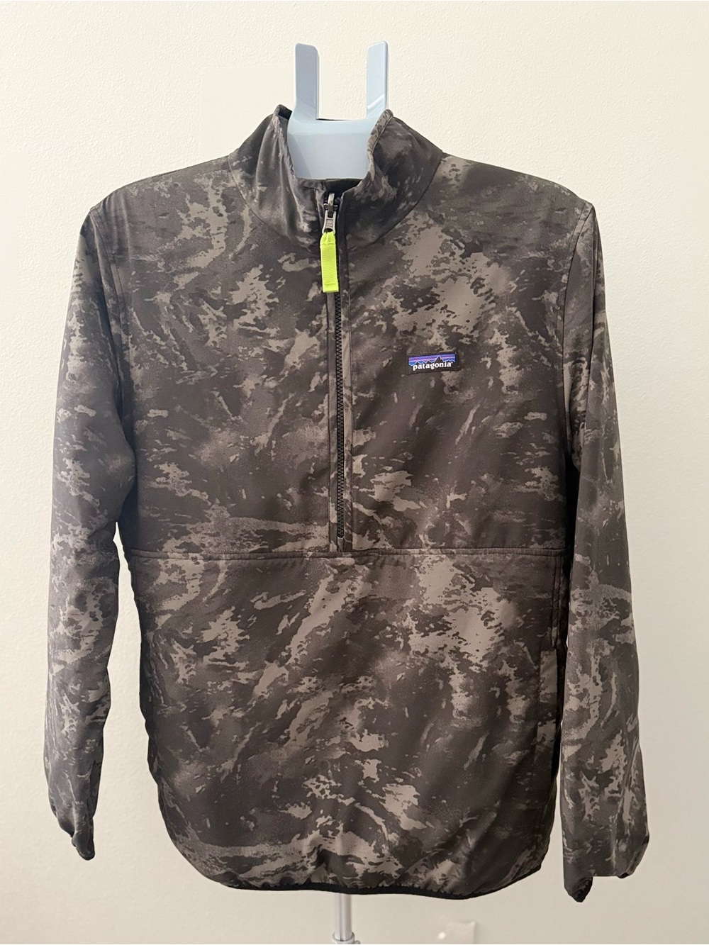 Patagonia Men’s Half-Zip Pullover Jacket in Charcoal Camo reversible